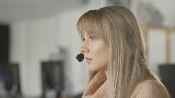 Side view of Woman with headphones working in online support service — Stock Photo, Image