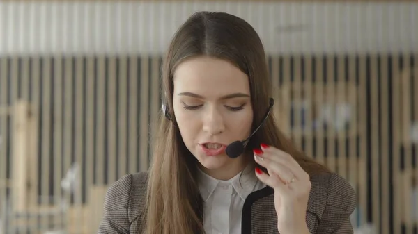 Young operator woman agent with headsets working in a call centre. — Stock Photo, Image