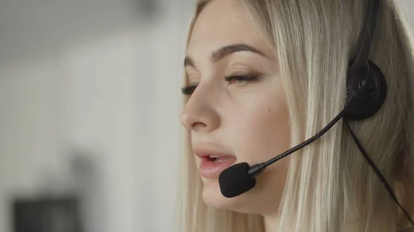 Technical support specialist talking with customer by headset — Stock Photo, Image