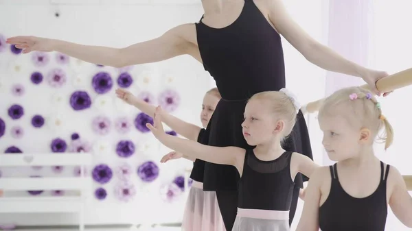 Barn och lärare på balettskolan. Lektion i klassisk balett på dansskola. — Stockfoto