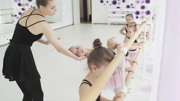 女の子はバレエを踊る。バレエ教室の子供たち。バレリーナと先生だ。美しい景色. — ストック写真
