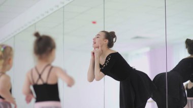 Şirin bayan bale öğretmeni küçük kızlara bir ders veriyor.