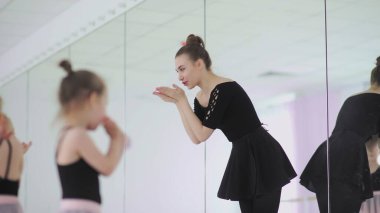 Şirin bayan bale öğretmeni küçük kızlara bir ders veriyor.