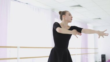 Genç balerin elleriyle güzel hareketler yapıyor..