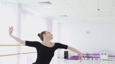 Genç balerin elleriyle güzel hareketler yapıyor..