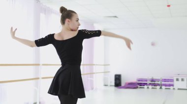 Genç balerin elleriyle güzel hareketler yapıyor..