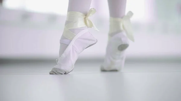 Girl dancer feet in ballet shoes walk ambulate on her toes — Stock Photo, Image
