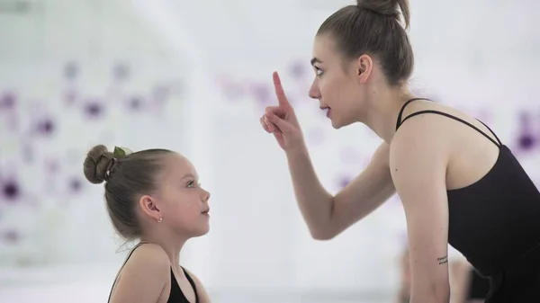 Close up portret młodego nauczyciela tańca i jej uczeń rozmawiają w studiu baletowym — Zdjęcie stockowe