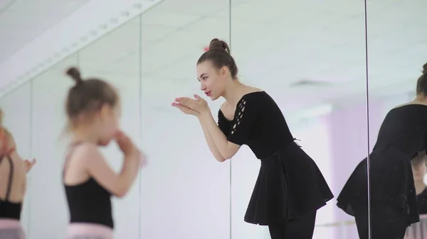 Bonito professor de balé feminino está ensinando uma lição para meninas — Fotografia de Stock