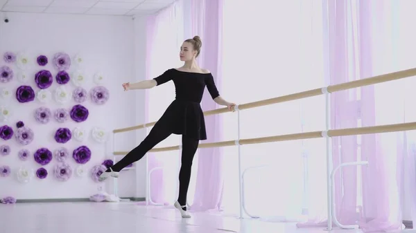 Giovane bella ballerina vestita in tutù bianco che balla con grazia sulle sue scarpe da balletto a punta. — Foto Stock