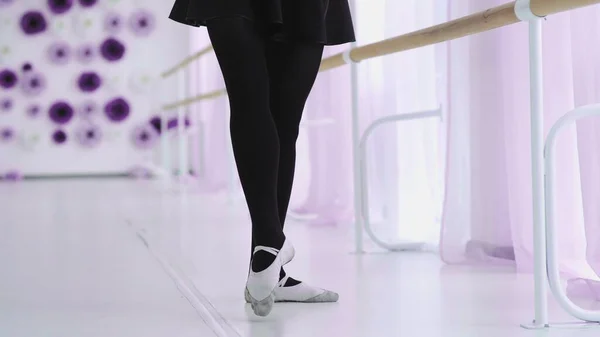 Chica elegante practicando ballet en el estudio —  Fotos de Stock