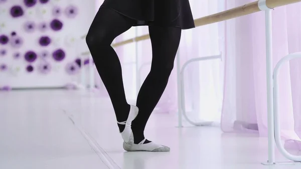 Půvabná dívka cvičit balet ve studiu — Stock fotografie