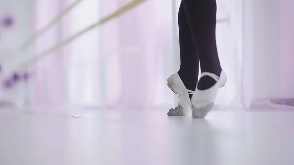 Dance of the ballerina. Female ballet dancer dancing in pointe shoes in studio. — Stock Photo, Image