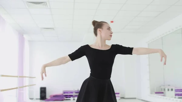 Jovem bailarina faz belos movimentos com as mãos . — Fotografia de Stock