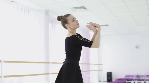 Jovem bailarina faz belos movimentos com as mãos . — Fotografia de Stock