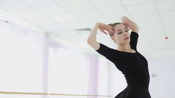 Giovane ballerina fa bei movimenti con le mani. — Foto Stock