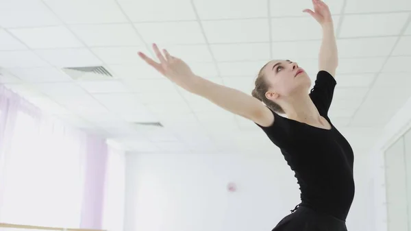 Young ballerina makes beautiful movements with her hands. — Stock Photo, Image