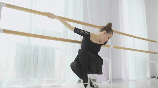Graziosa ballerina in tutù classico nello studio bianco. — Foto Stock
