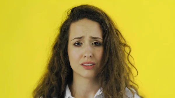 Enttäuschte Frau weint fast Porträt auf gelbem Hintergrund — Stockfoto