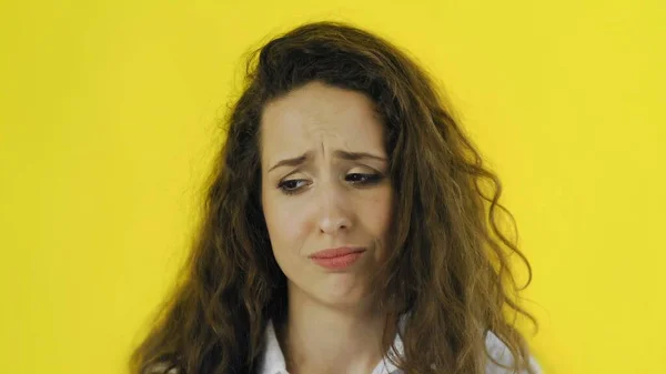 Donna delusa quasi pianto ritratto su sfondo giallo — Foto Stock