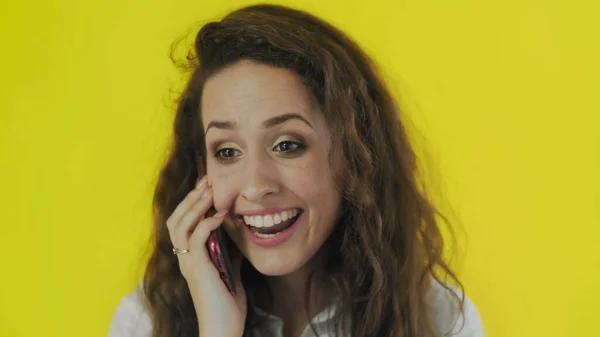 Emocionada mujer feliz hablando por teléfono y escuchar una buena noticia —  Fotos de Stock