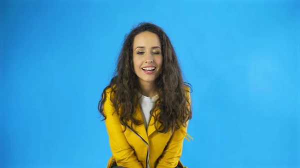 Güzel kadın kameraya bakıyor flört ediyor ve gülümsüyor..