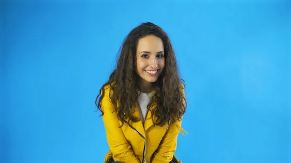 Schöne Frau blickt in die Kamera und lächelt. — Stockfoto