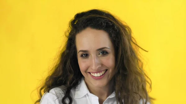 Retrato de beleza de flerte mulher está olhando para a câmera e sorrindo . — Fotografia de Stock