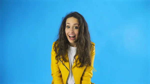 Retrato de una guapa morena de pelo largo siendo impresionada sintiéndose feliz —  Fotos de Stock