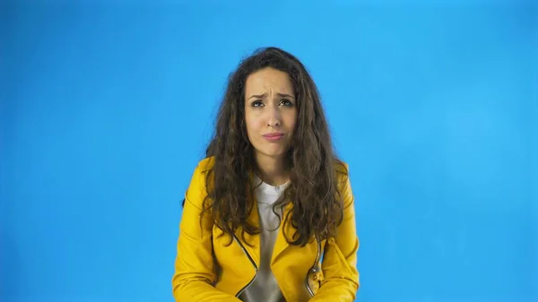 Déçu et une jeune femme très triste presque en pleurs dans Studio avec fond bleu. — Photo