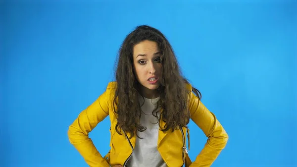 A very angry and frustrated woman in Studio with blue Background. — Stock Photo, Image