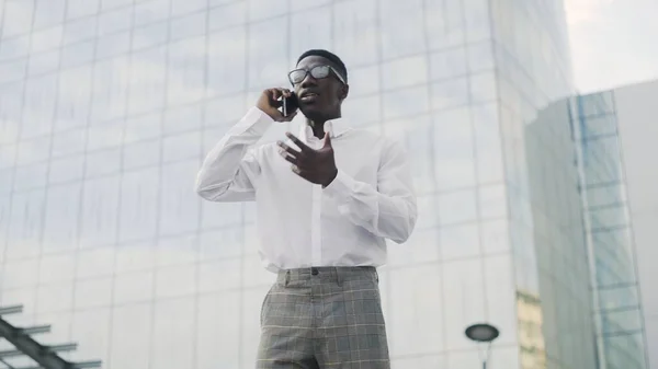 African American Businessman talking on cell phone, standing near his office — Stock Photo, Image