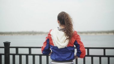 Spor yapan kadın dışarıda antreman yapmadan önce ısınıyor.