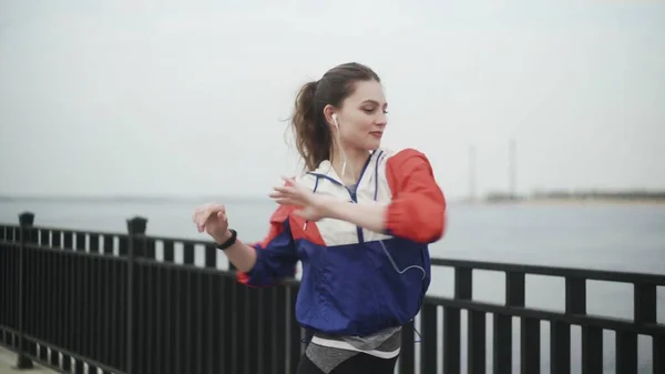 Esporte mulher fazendo exercício de aquecimento antes do treino ao ar livre — Fotografia de Stock