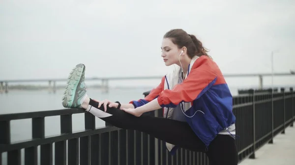 Sport woman Stretching Legs before running outdoor — Stock Photo, Image