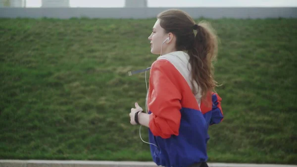 Attrayant jeune femme athlète courir en ville jogging exercice jouissant d'une bonne forme physique — Photo