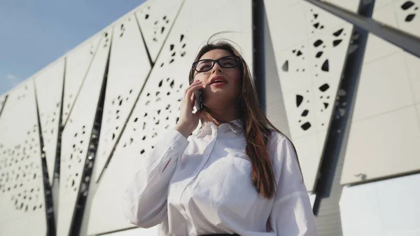 Smiling attractive business woman using smartphone — Stock Photo, Image