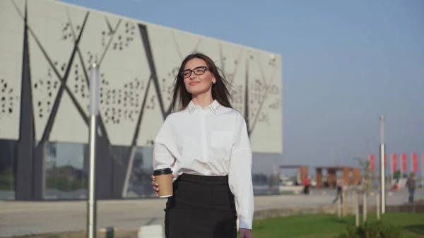 Businesswoman walking in city downtown, professional female employer going to meeting with coffee on-the-go — Stock Photo, Image