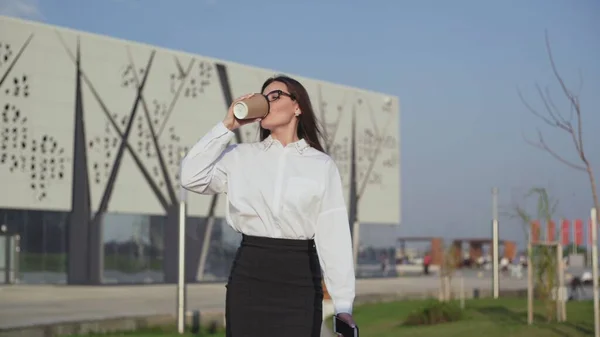 Businesswoman walking in city downtown, professional female employer going to meeting with coffee on-the-go — Stock Photo, Image