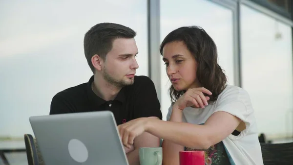 Young students with tablet computer in the cafe — Stock Photo, Image