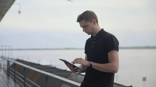 Joven Empresario usando tableta PC fuera cerca del río — Foto de Stock