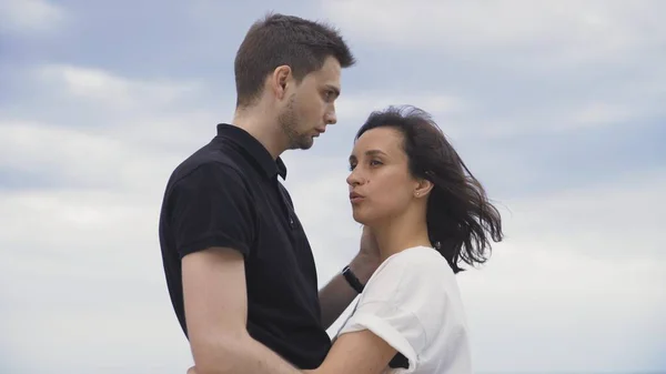 Casal romântico atraente abraçar ao ar livre. Casal jovem passar tempo juntos — Fotografia de Stock