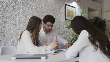 İş arkadaşları ofiste projeyi tartışıyor..