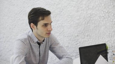 İki Ekonomik Analiz Çalışması İstatistik, Grafik ve Verileri Tartışıyor