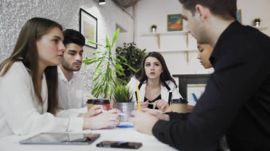 Ofis toplantısında bayan takım lideri. Genç çok ırklı iş adamlarının birlikte çalışma eğiliminde beyin fırtınası