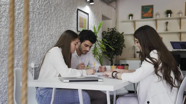 The creative team is discussing a new project. Bright contemporary small creative business. Casual young people in new creative business office or architects company. — Stock Photo, Image