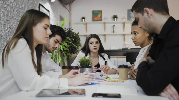 Female team leader at office meeting. Young multiethnic business people brainstorm in trendy coworking — Stock Photo, Image