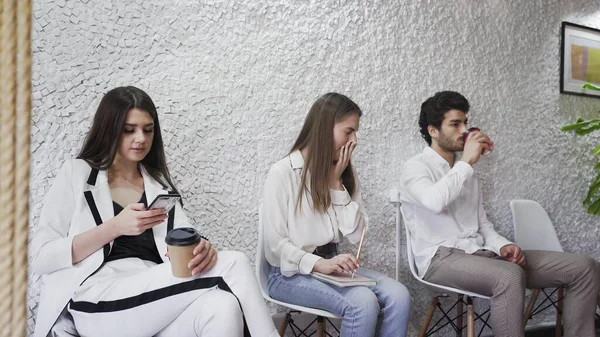 Werklozen sollicitanten groep zitten in de wachtrij voor sollicitatiegesprek — Stockfoto