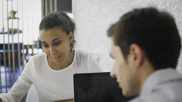 L'uomo candidatura vacante risponde alle domande durante il colloquio di lavoro. Fine del colloquio di lavoro, stretta di mano — Foto Stock