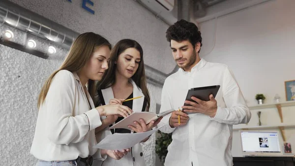 Siz Genç İş Adamları ofiste projeyi tartışıyorsunuz..